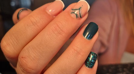 Маникюр с художественным дизайном в Glossy Nails Art, Лейден, Южная Голландия, Нидерланды.