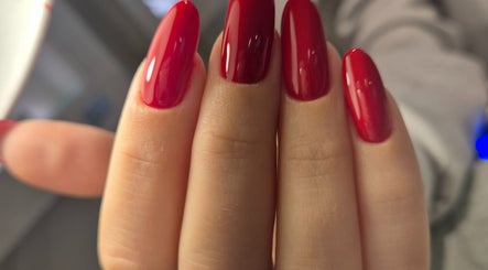 Яркий красный маникюр от Glossy Nails Art, Лейден, Южная Голландия, Нидерланды.