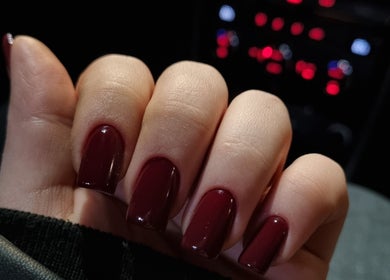 Роскошный темно-красный маникюр в Glossy Nails Art, Лейден, Южная Голландия, Нидерланды.