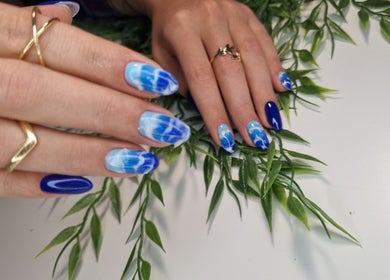 Маникюр в стиле акварель на Glossy Nails Art, Лейден, Южная Голландия, Нидерланды.
