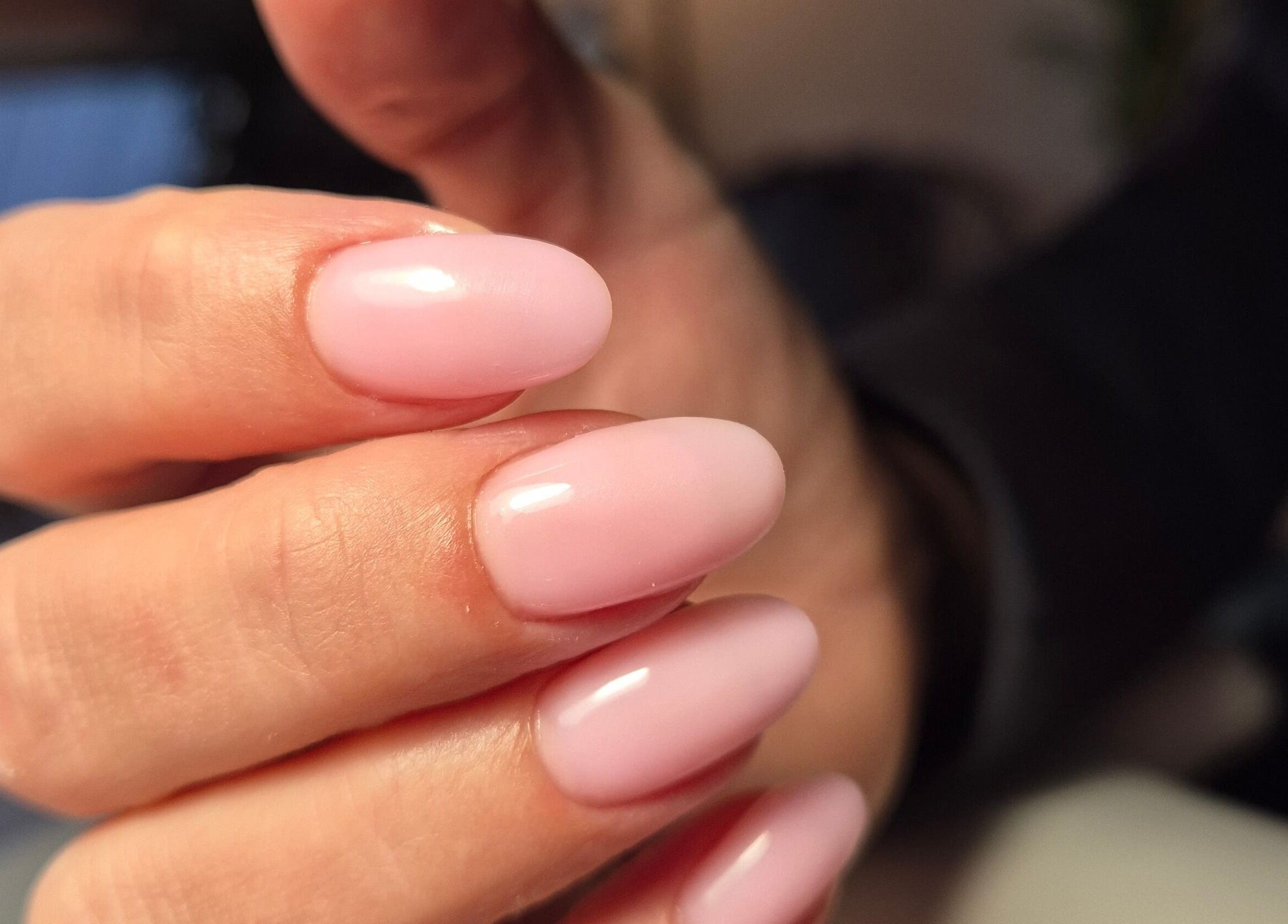 Mooie roze nagels bij Glossy Nails Art in Leiden, Zuid-Holland, NL, benadrukken elegantie en verzorging.