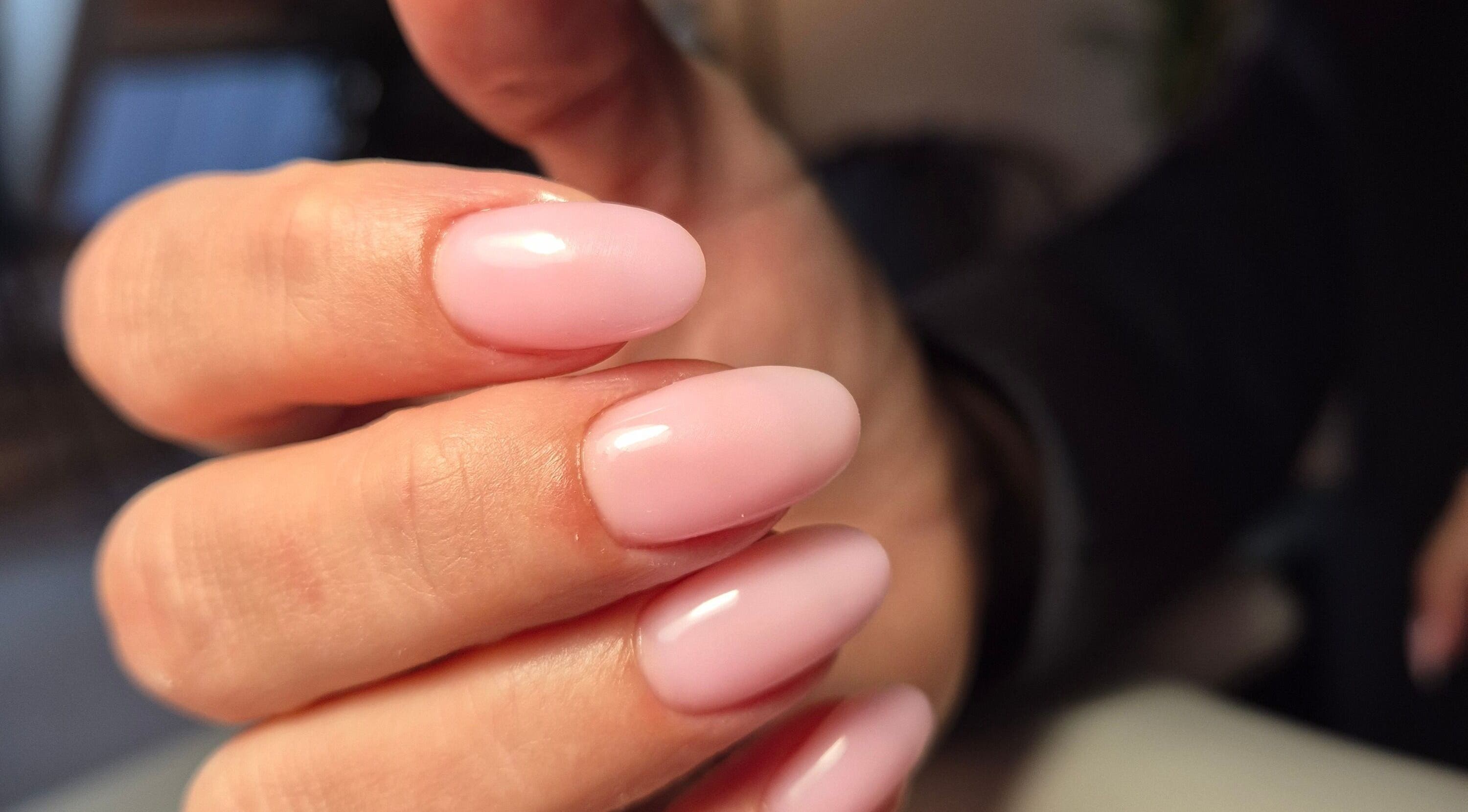 Mooie roze nagels bij Glossy Nails Art in Leiden, Zuid-Holland, NL, benadrukken elegantie en verzorging.