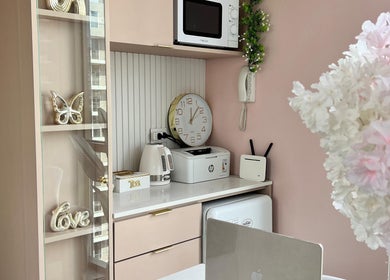 Rincón acogedor de Floré Beauty Bar en Providencia, Región Metropolitana, CL, con electrodomésticos y decoración elegante.