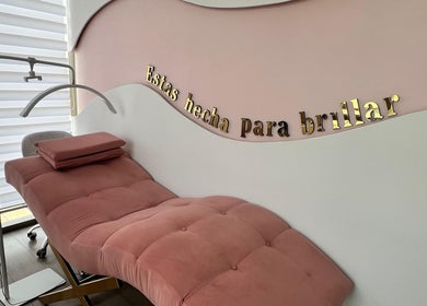 Cama de belleza rosa en Floré Beauty Bar, Providencia, Región Metropolitana, CL con decoración motivadora.