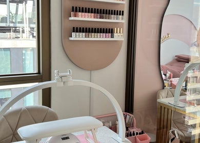 Espacio elegante de manicura en Floré Beauty Bar, Providencia, Región Metropolitana, CL.