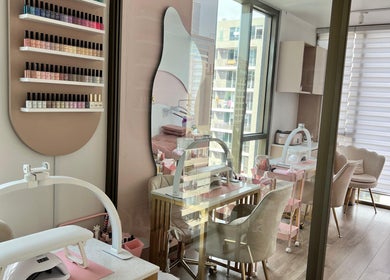 Interior sofisticado de Floré Beauty Bar en Providencia, Región Metropolitana, CL con estantería de esmaltes.