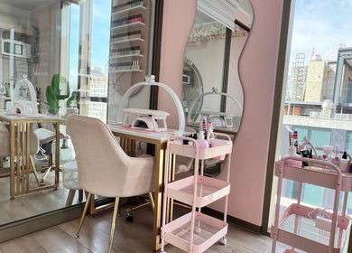 Interior moderno de Floré Beauty Bar en Providencia, Región Metropolitana, CL, con sillas elegantes y luz natural.