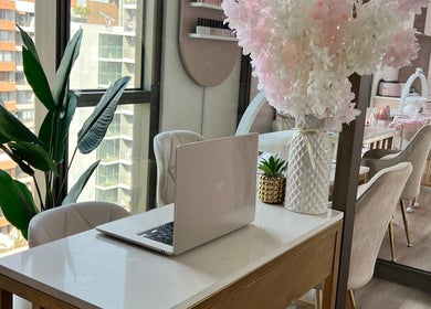 Espacio elegante en Floré Beauty Bar, Providencia, Región Metropolitana, CL con decoración floral y laptop.