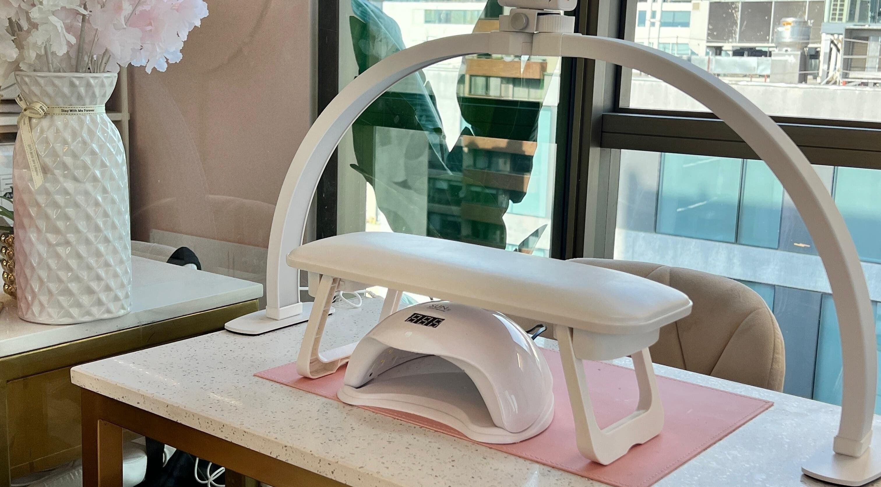 Estación de uñas en Floré Beauty Bar, Providencia, Región Metropolitana, CL, con lámpara LED y decoración elegante.