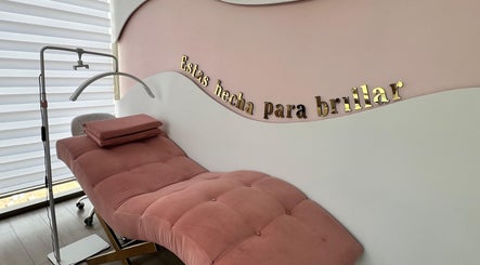 Sala de tratamiento de Floré Beauty Bar en Providencia, Región Metropolitana, CL con decoración calmante.