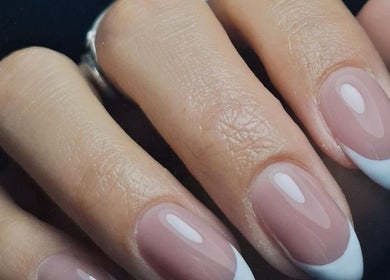 Elegant French manicure at Estetica de belleza Soledad, Resistencia, Chaco, AR, showcasing refined nail art.