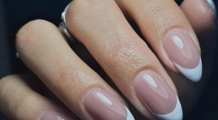 Elegant French manicure at Estetica de belleza Soledad, Resistencia, Chaco, AR, showcasing refined nail art.