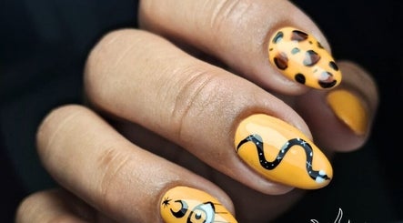Stylish wild-patterned nails at Estetica de belleza Soledad, Resistencia, Chaco, AR, showcase unique design flair.