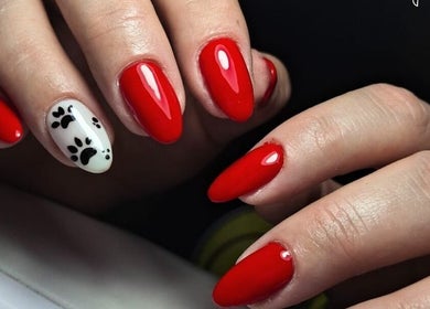 Stylish red nails with paw print design at Estetica de belleza Soledad, Resistencia, Chaco, AR.