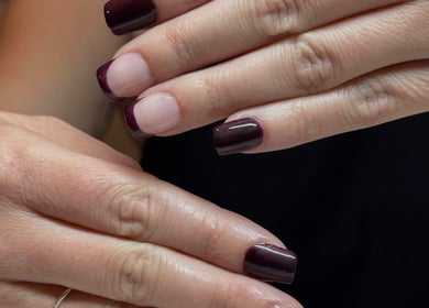 Manucure élégante chez Angel & Nails, Dammartin-en-goële, Île-de-France, FR. Ongles bordeaux brillants.