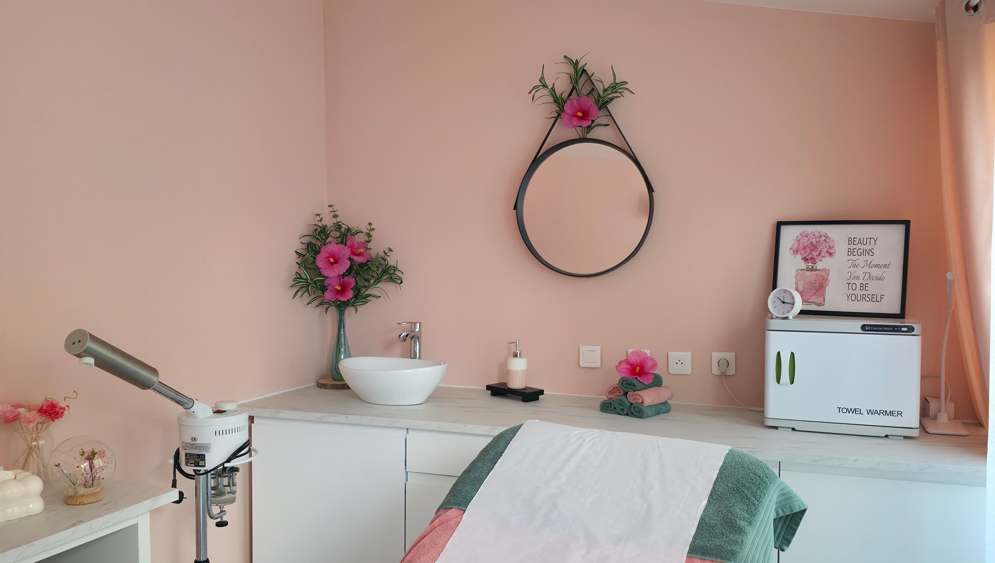 Salle spa élégante chez Clem's beauty, Rouen, Normandie, FR avec décoration rose et équipements modernes.