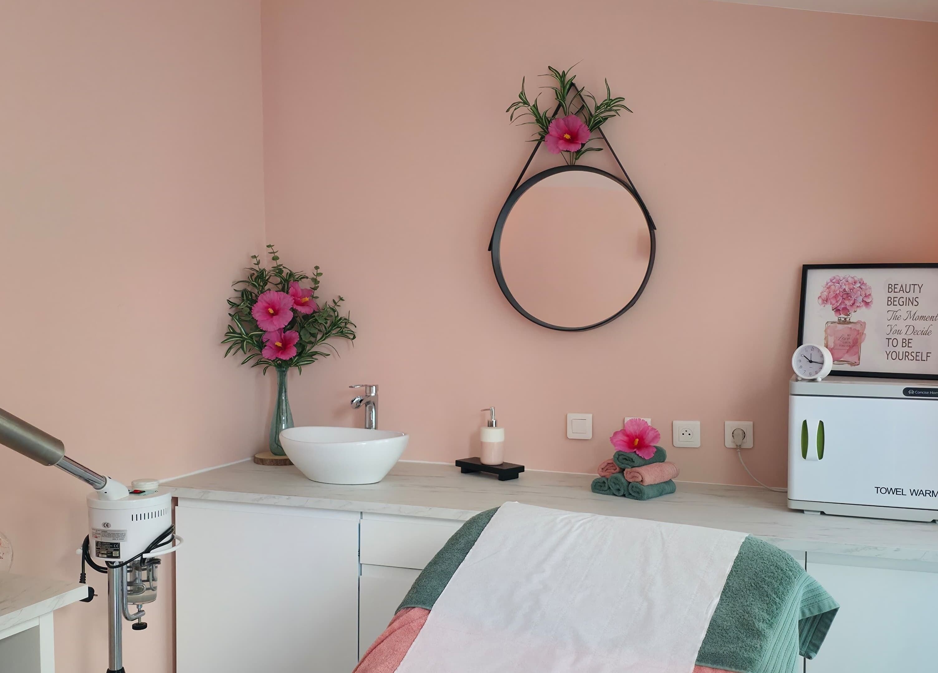 Salle spa élégante chez Clem's beauty, Rouen, Normandie, FR avec décoration rose et équipements modernes.
