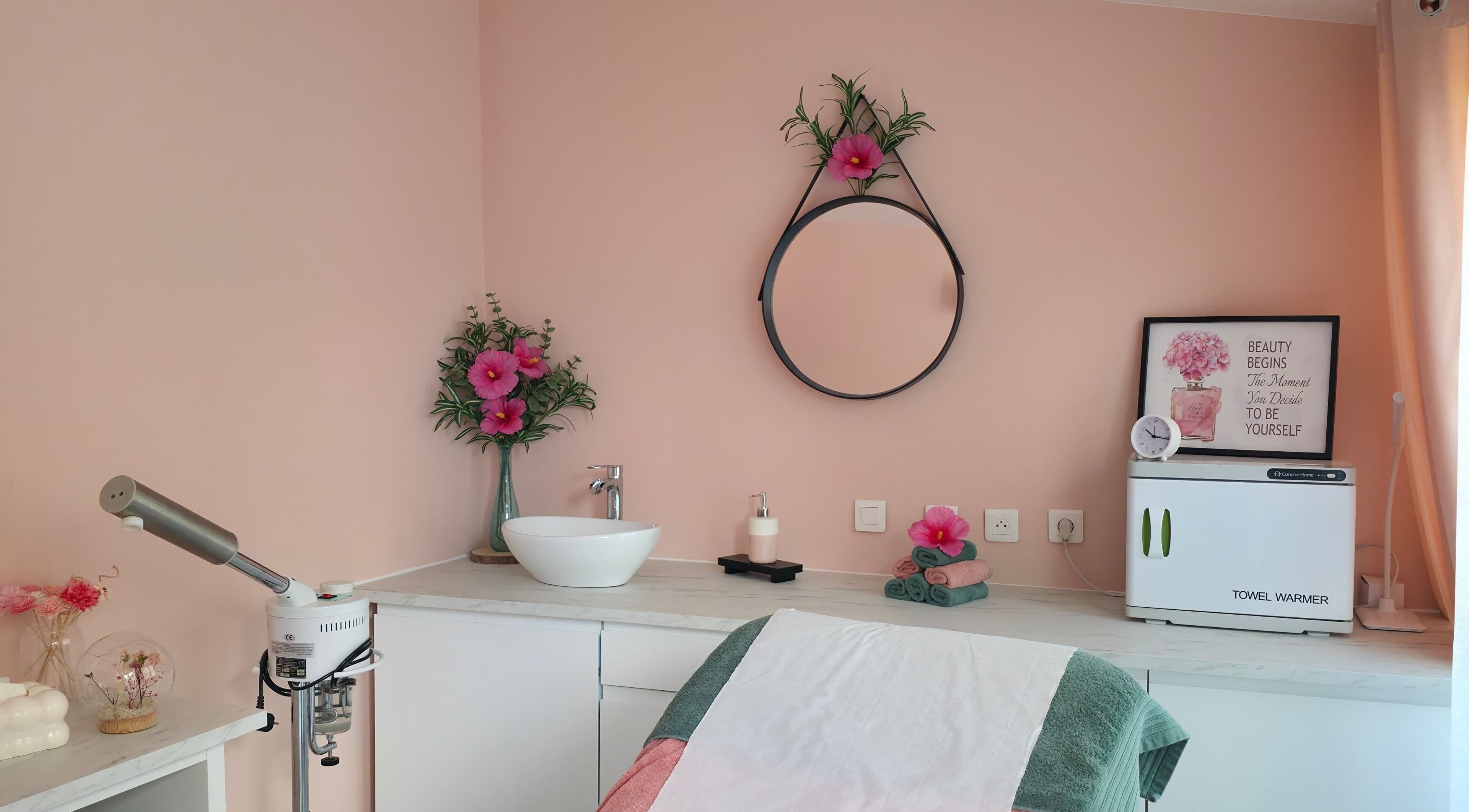 Salle spa élégante chez Clem's beauty, Rouen, Normandie, FR avec décoration rose et équipements modernes.