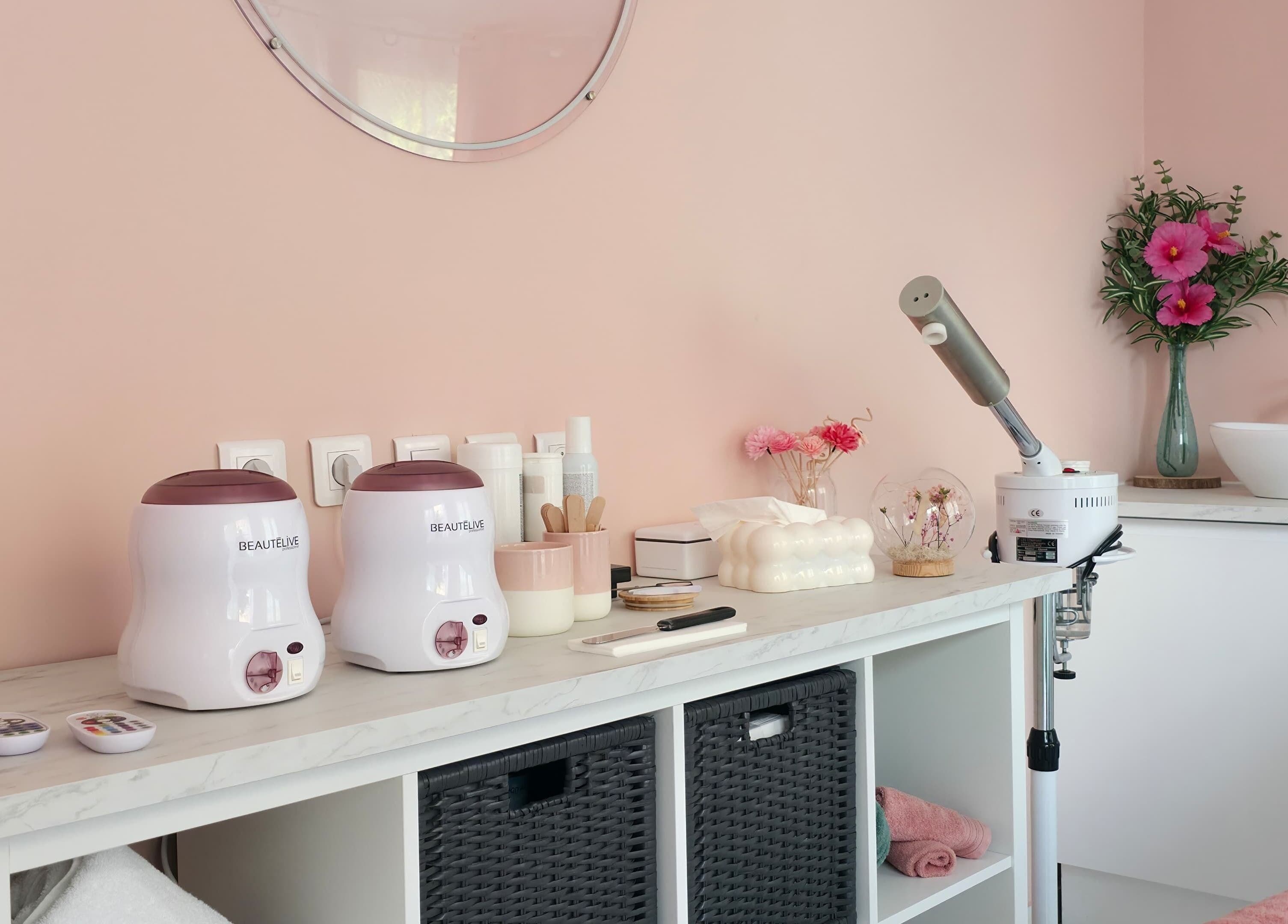 Espace beauté lumineux chez Clem's beauty, Rouen, Normandie, FR avec équipements esthétiques modernes.