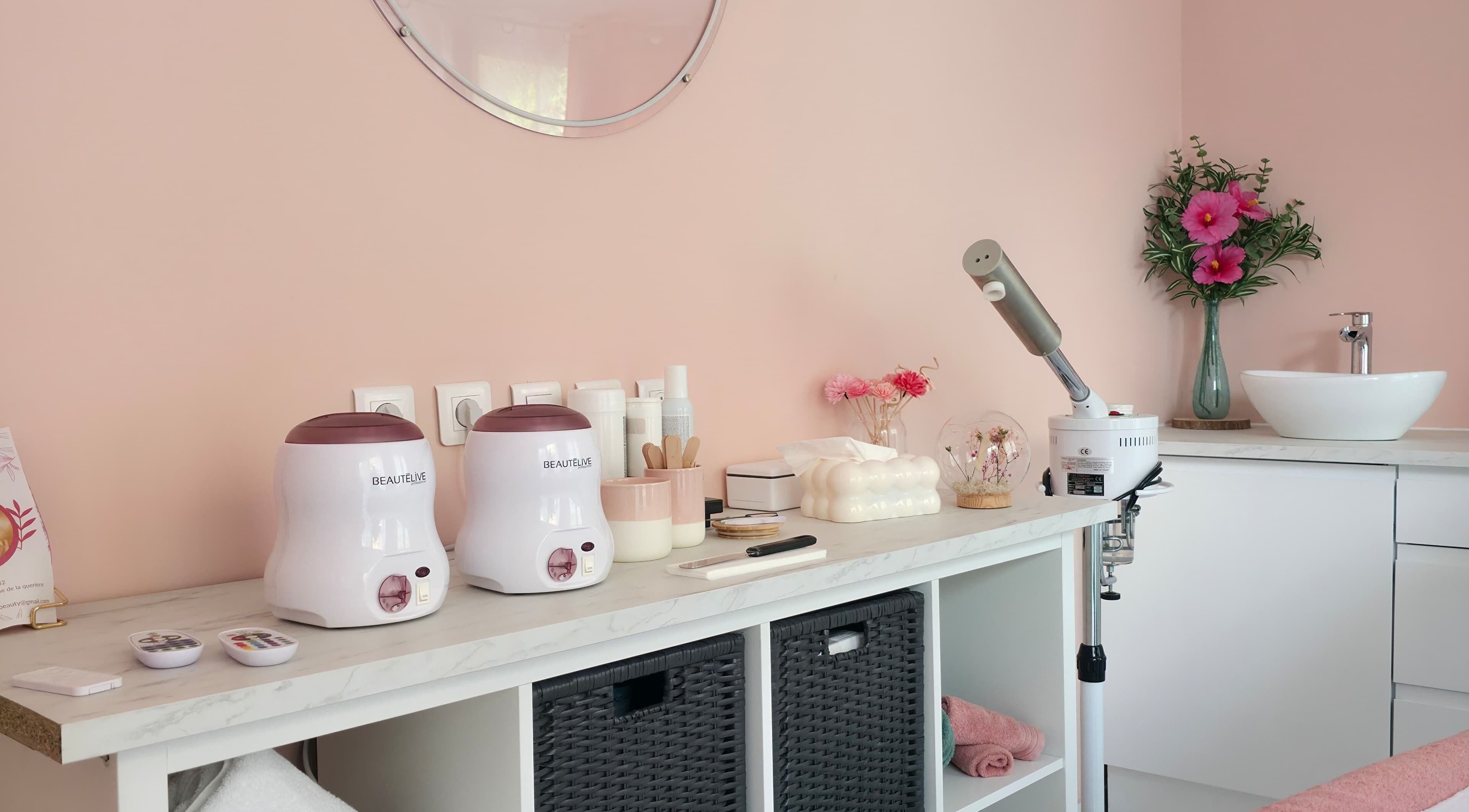 Espace beauté lumineux chez Clem's beauty, Rouen, Normandie, FR avec équipements esthétiques modernes.