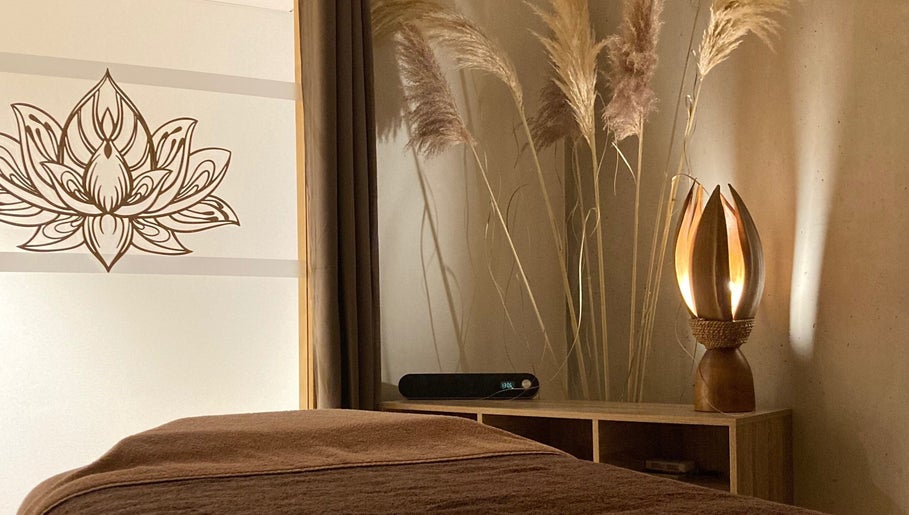 Espace détente à Ô’tant Pour Soi, Perpignan, Occitanie, FR avec décoration zen et lampe apaisante.