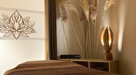Espace détente à Ô’tant Pour Soi, Perpignan, Occitanie, FR avec décoration zen et lampe apaisante.