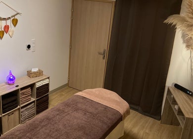 Salle de massage chaleureuse à Ô’tant Pour Soi, Perpignan, Occitanie, FR, avec décor apaisant et ambiance relaxante.