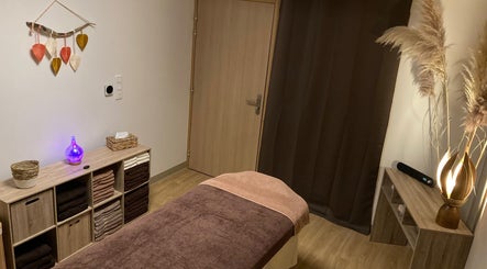 Salle de massage chaleureuse à Ô’tant Pour Soi, Perpignan, Occitanie, FR, avec décor apaisant et ambiance relaxante.