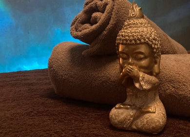 Statue bouddha avec serviettes chez Ô’tant Pour Soi, Perpignan, Occitanie, FR.