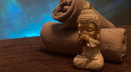 Statue bouddha avec serviettes chez Ô’tant Pour Soi, Perpignan, Occitanie, FR.