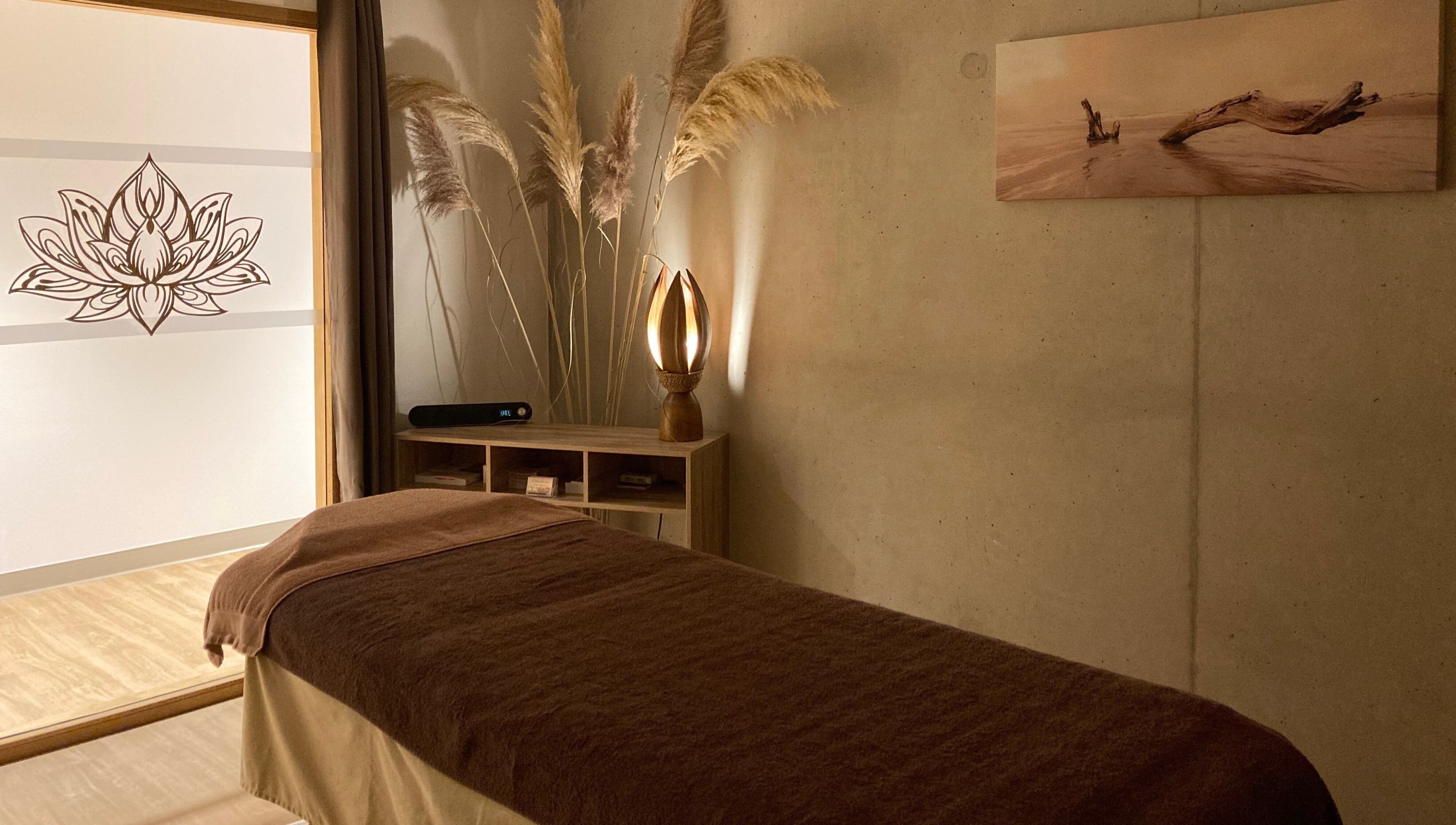 Salle de soins apaisante à Ô’tant Pour Soi, Perpignan, Occitanie, FR avec déco sereine.