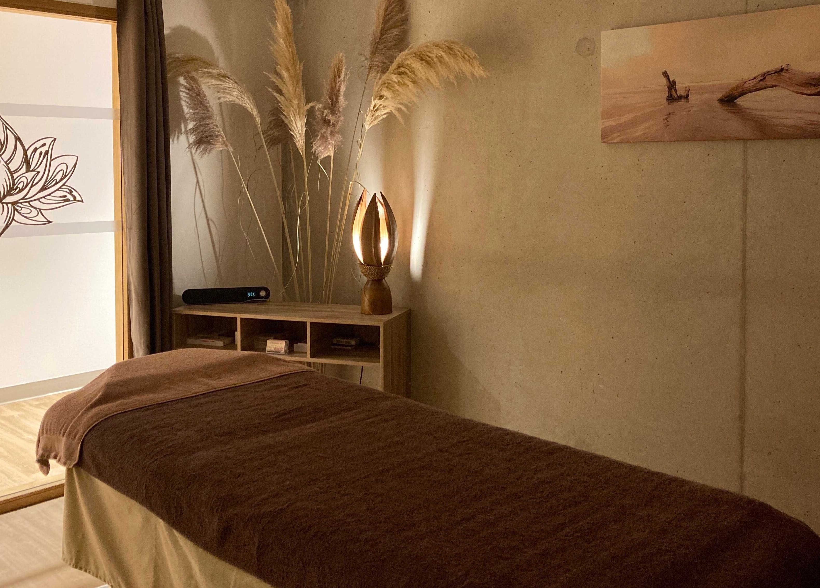 Salle de soins apaisante à Ô’tant Pour Soi, Perpignan, Occitanie, FR avec déco sereine.