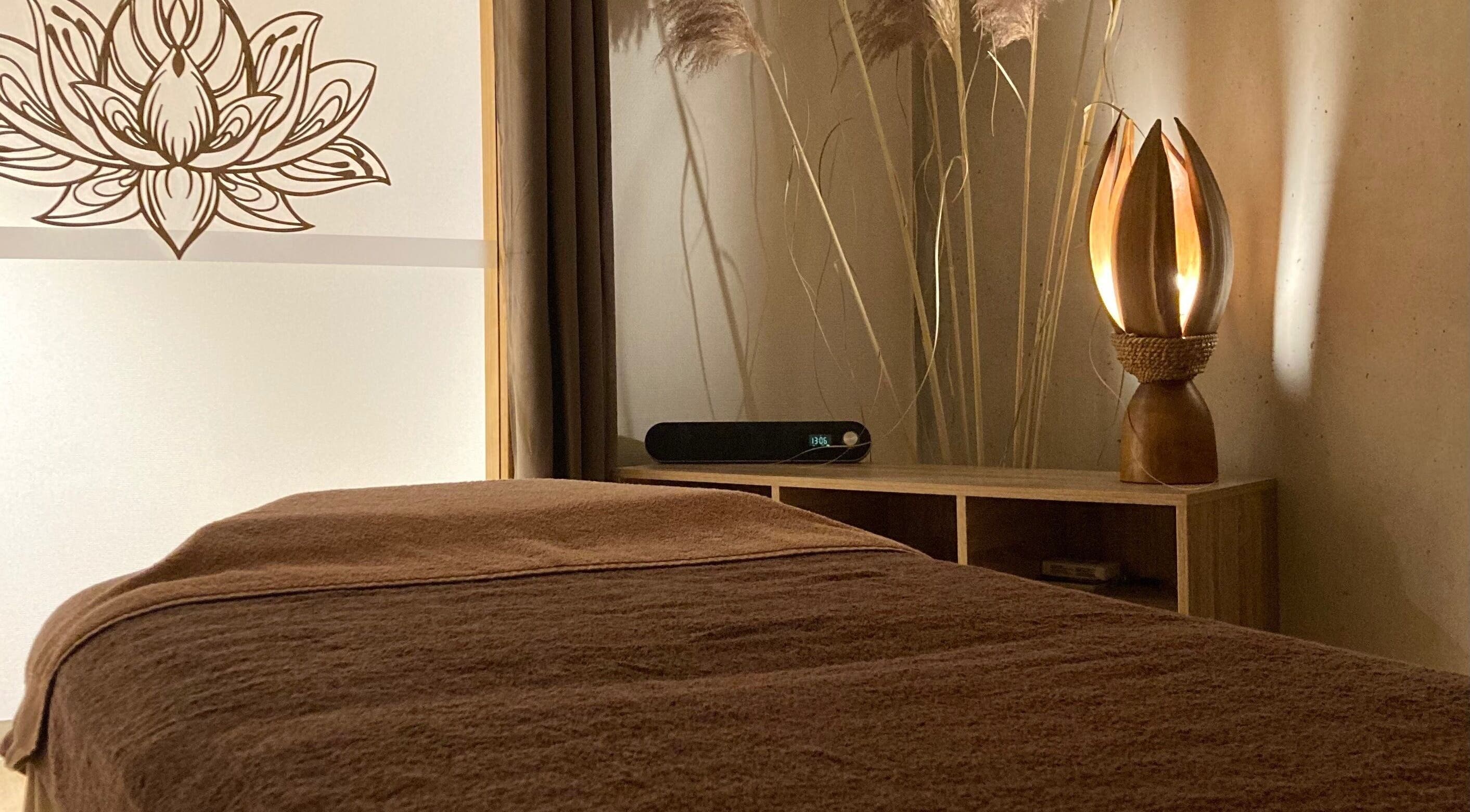 Salle de soin relaxante à Ô’tant Pour Soi, Perpignan, Occitanie, FR, avec table de massage et lampe décorative.