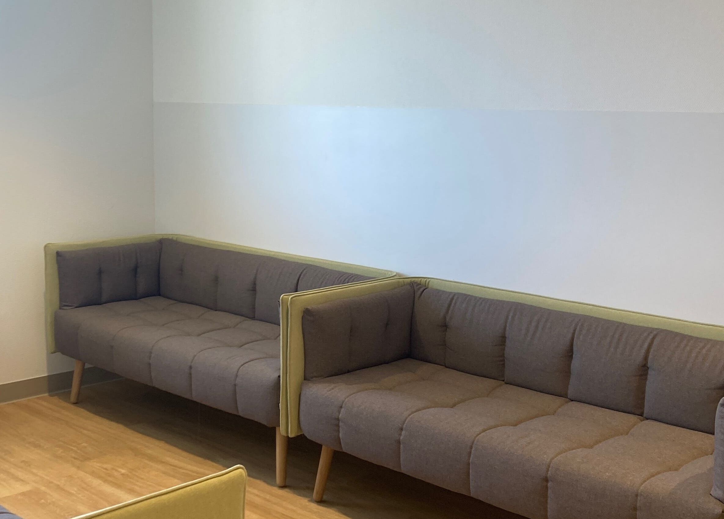 Espace d'attente confortable à Ô’tant Pour Soi, Perpignan, Occitanie, FR. Canapés élégants et accueillants.