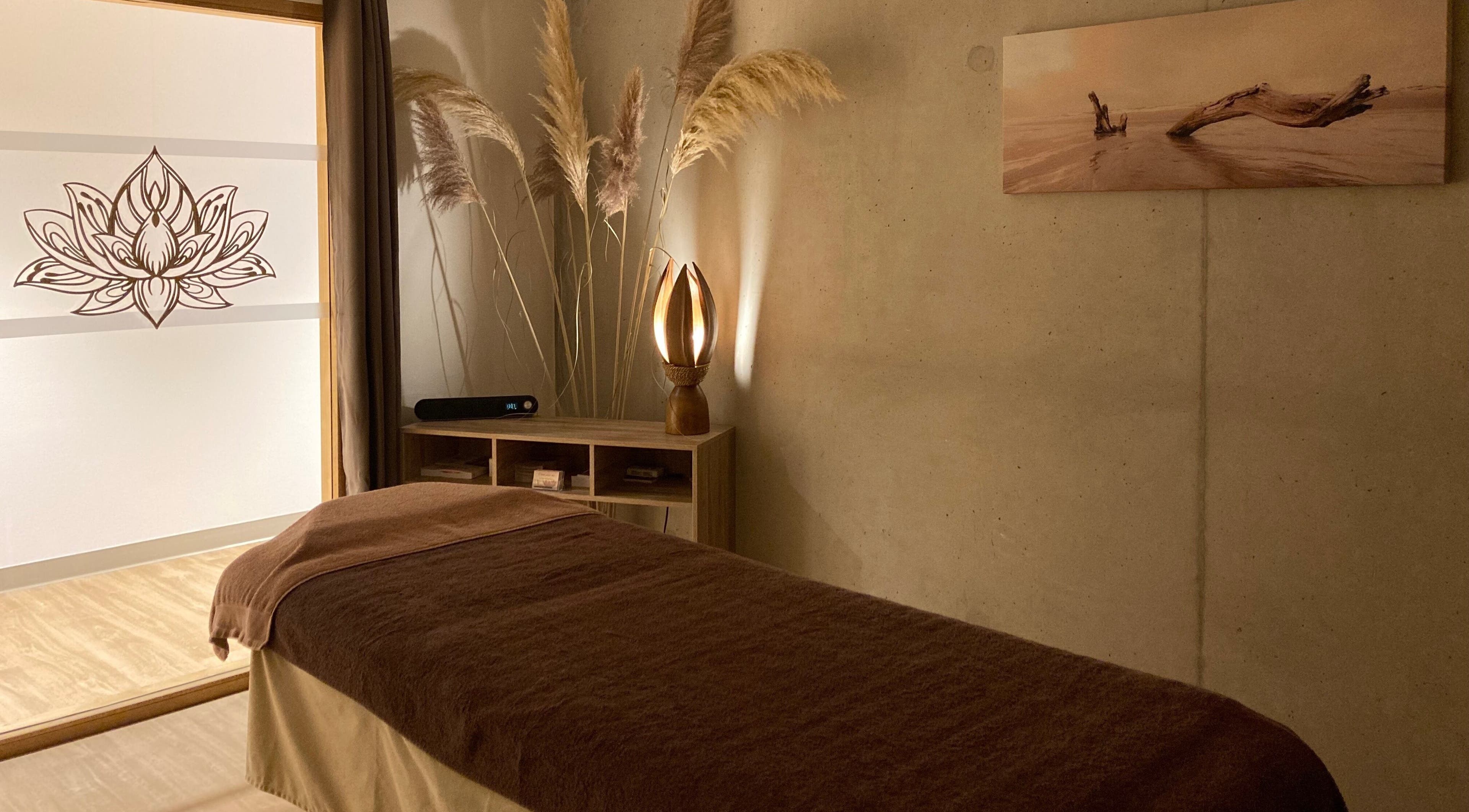 Salle de soins chaleureuse à Ô’tant Pour Soi à Perpignan, Occitanie, FR. Décor apaisant et élégance.