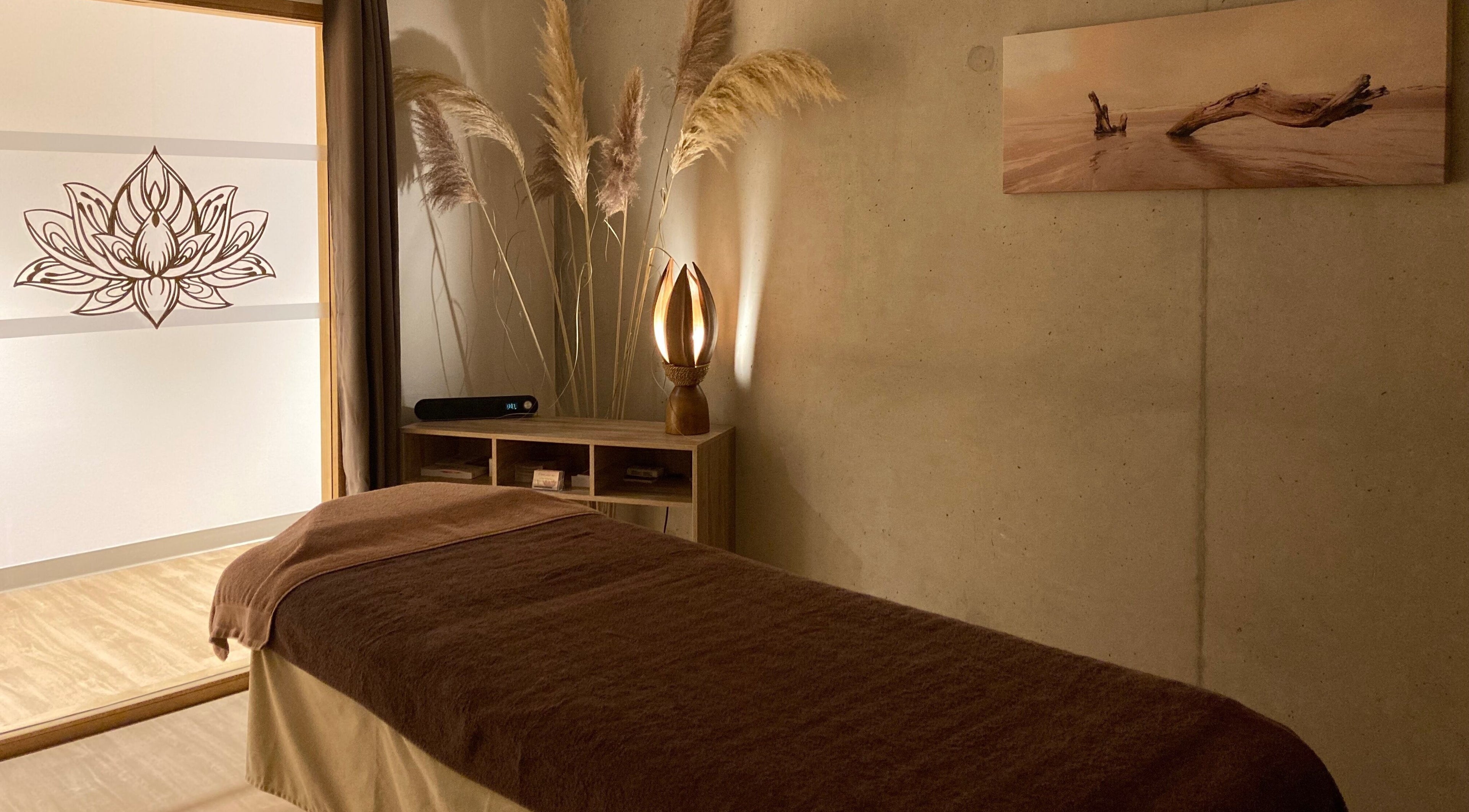 Salle de soins chaleureuse à Ô’tant Pour Soi à Perpignan, Occitanie, FR. Décor apaisant et élégance.