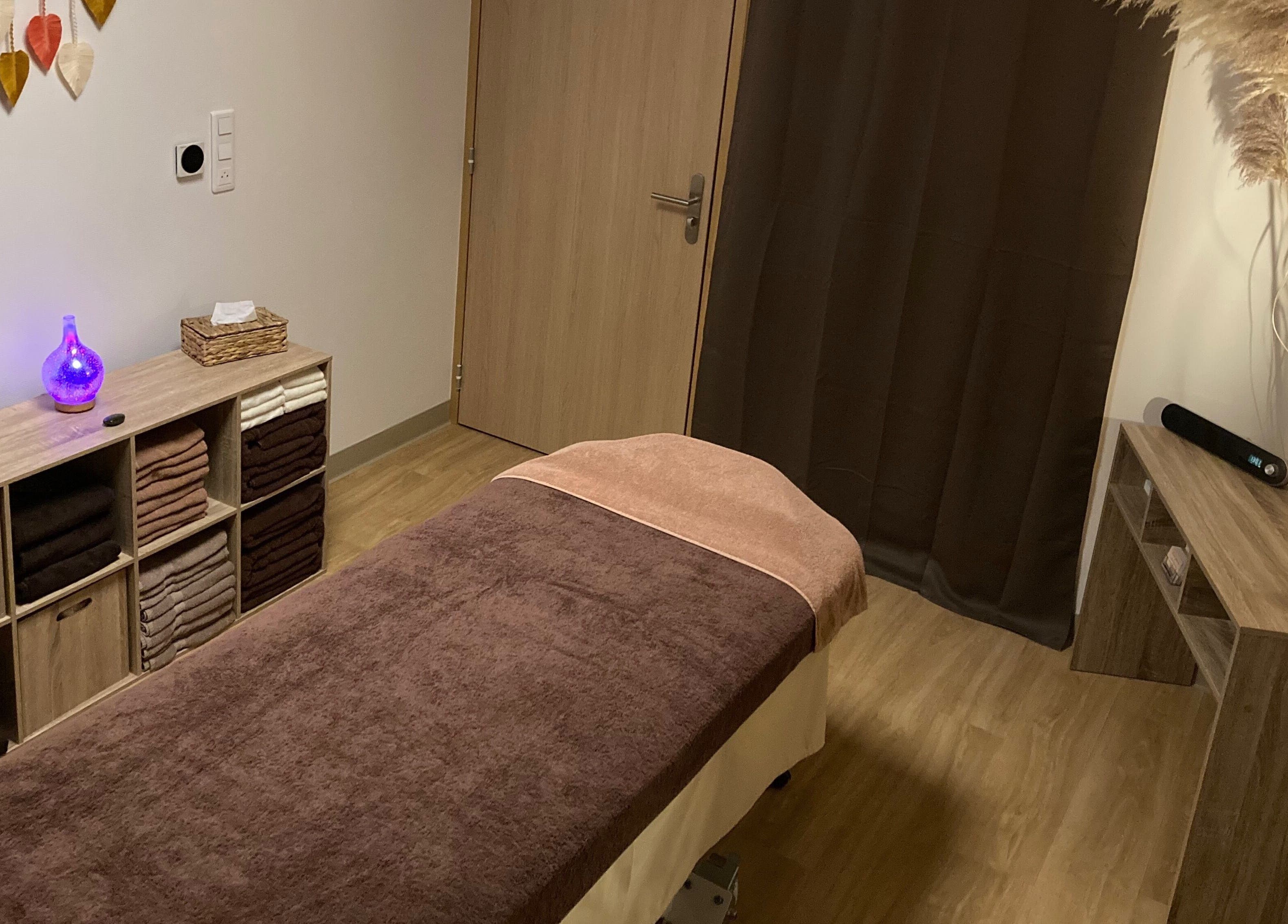 Salle de massage chaleureuse à Ô’tant Pour Soi, Perpignan, Occitanie, FR, équipée de couvertures douces.