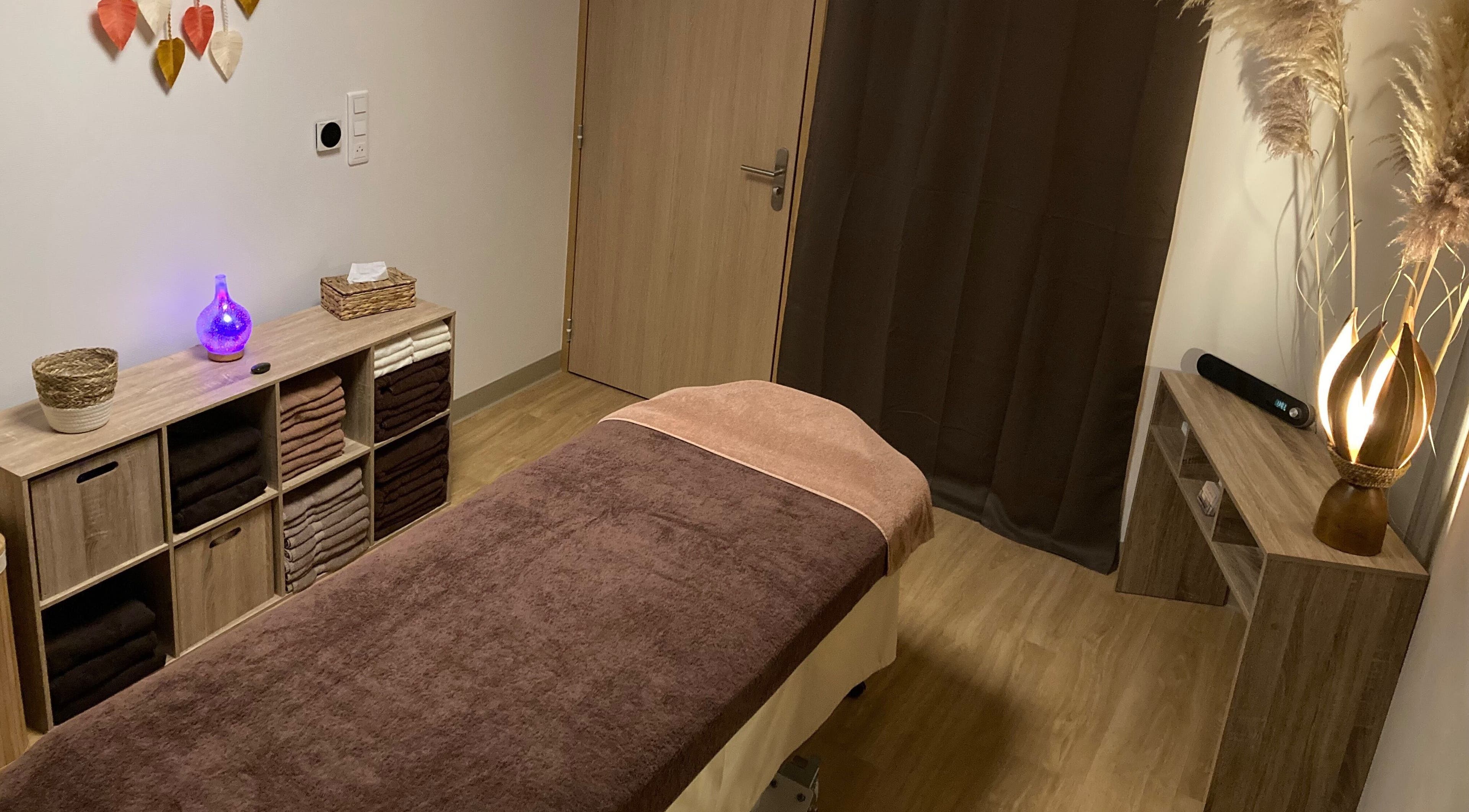 Salle de massage chaleureuse à Ô’tant Pour Soi, Perpignan, Occitanie, FR, équipée de couvertures douces.