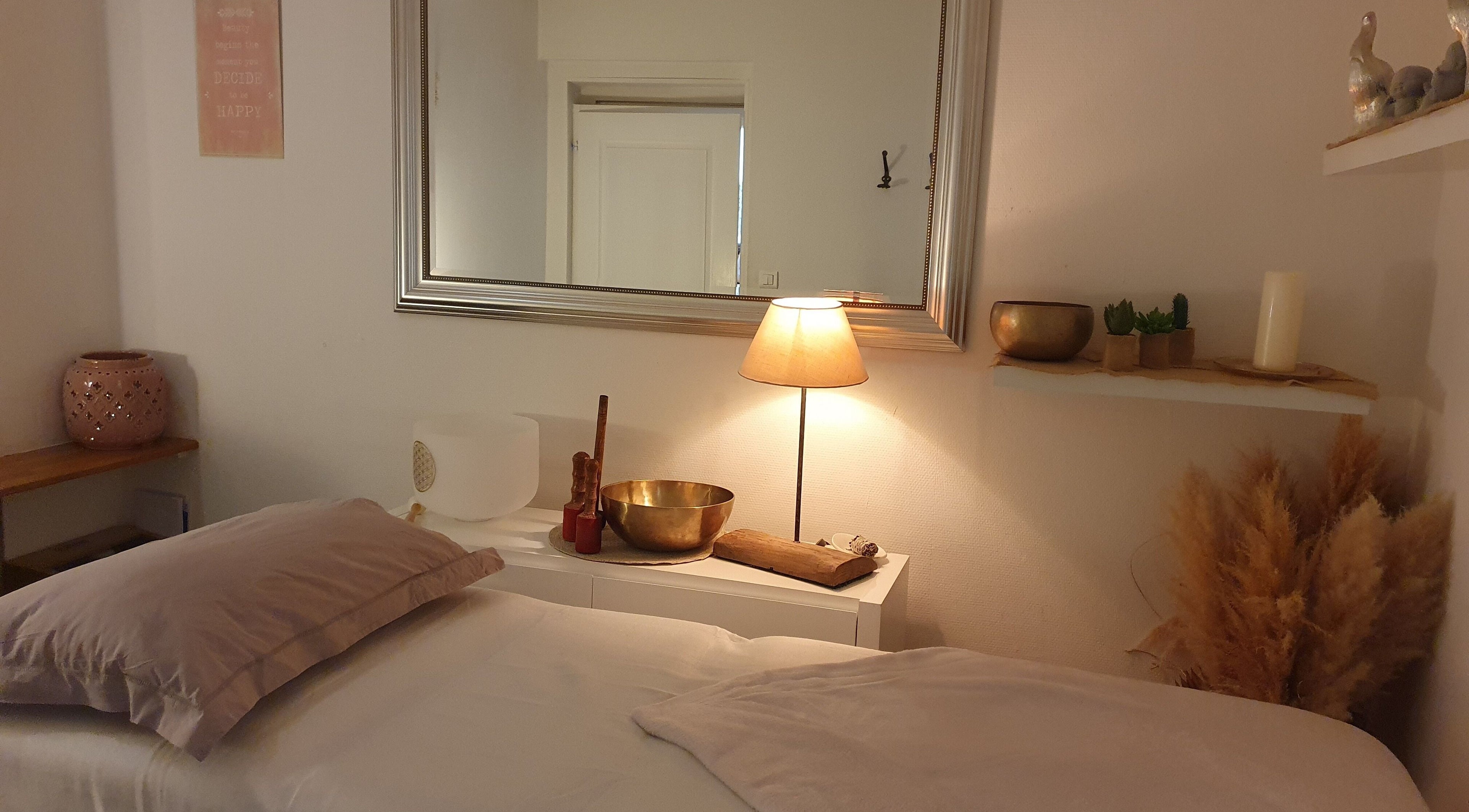 Salle de soin relaxante chez Roxane Lanciaux à Clermont-l'hérault, Occitanie, FR avec décor apaisant.