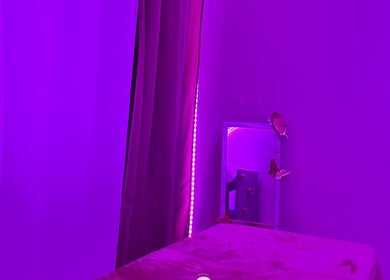 Salle de détente violette à GOLDEN BODY, Le Port, France, RE, offrant un cadre apaisant.