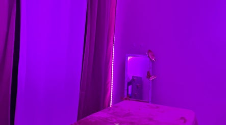 Salle de détente violette à GOLDEN BODY, Le Port, France, RE, offrant un cadre apaisant.