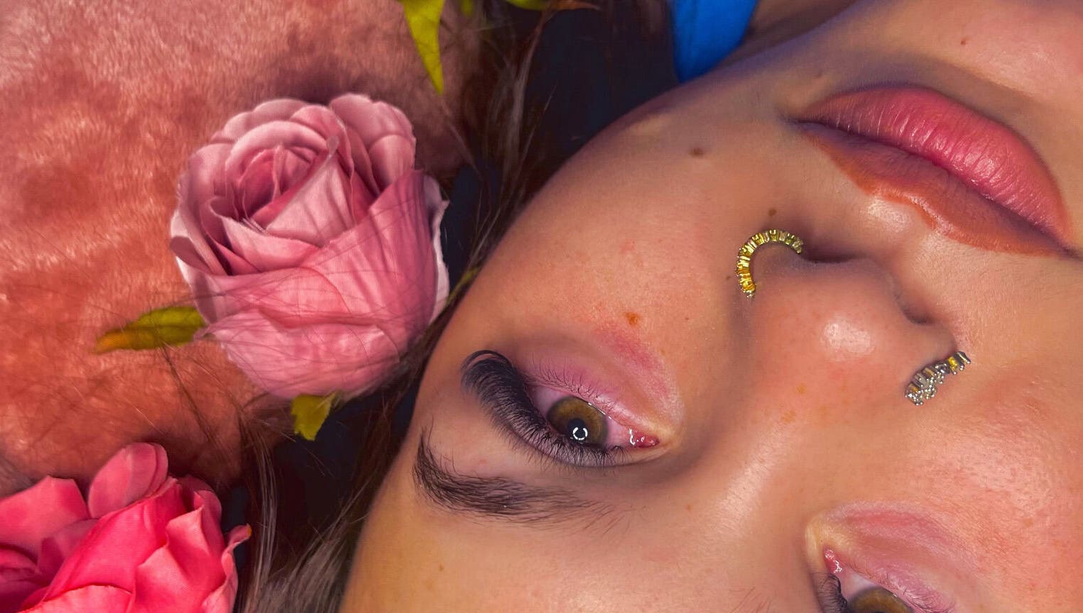 Visage avec roses, maquillage élégant chez GOLDEN BODY, Saint-paul, Saint-paul, RE.