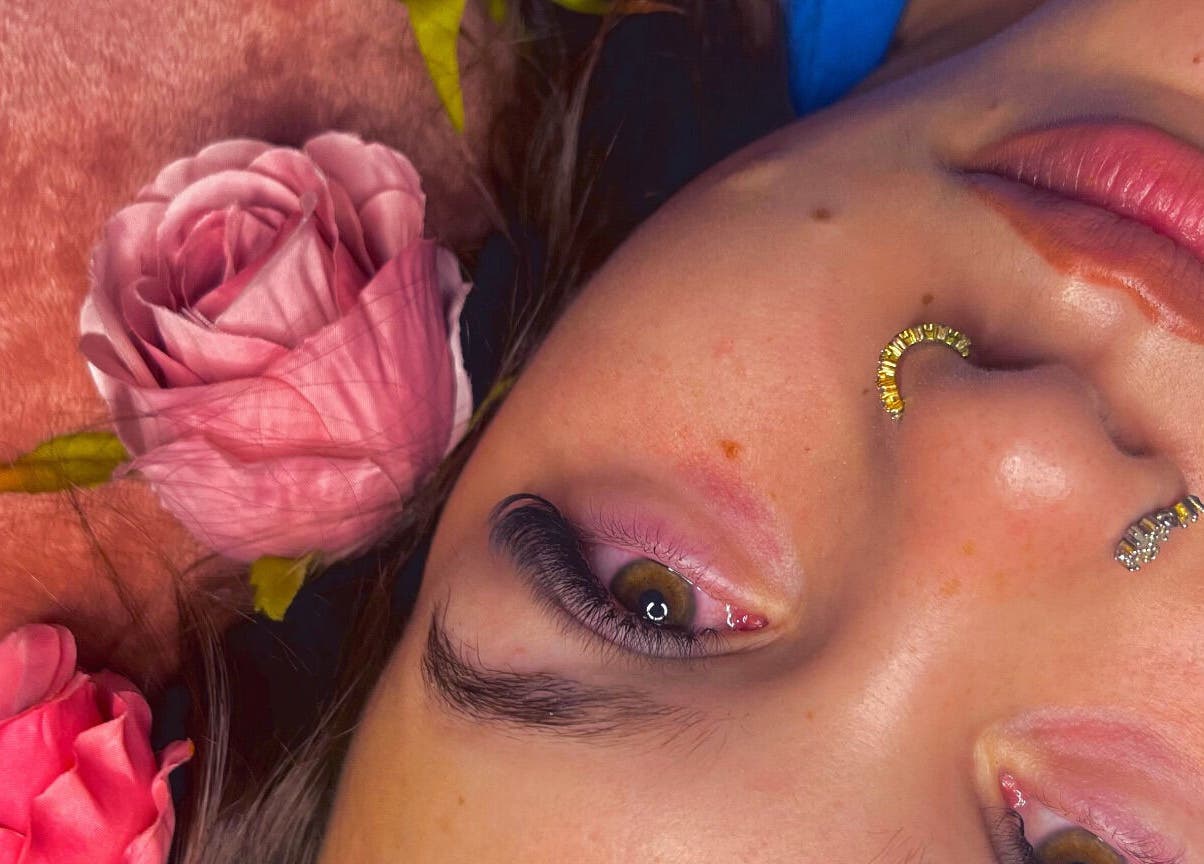 Visage avec roses, maquillage élégant chez GOLDEN BODY, Saint-paul, Saint-paul, RE.