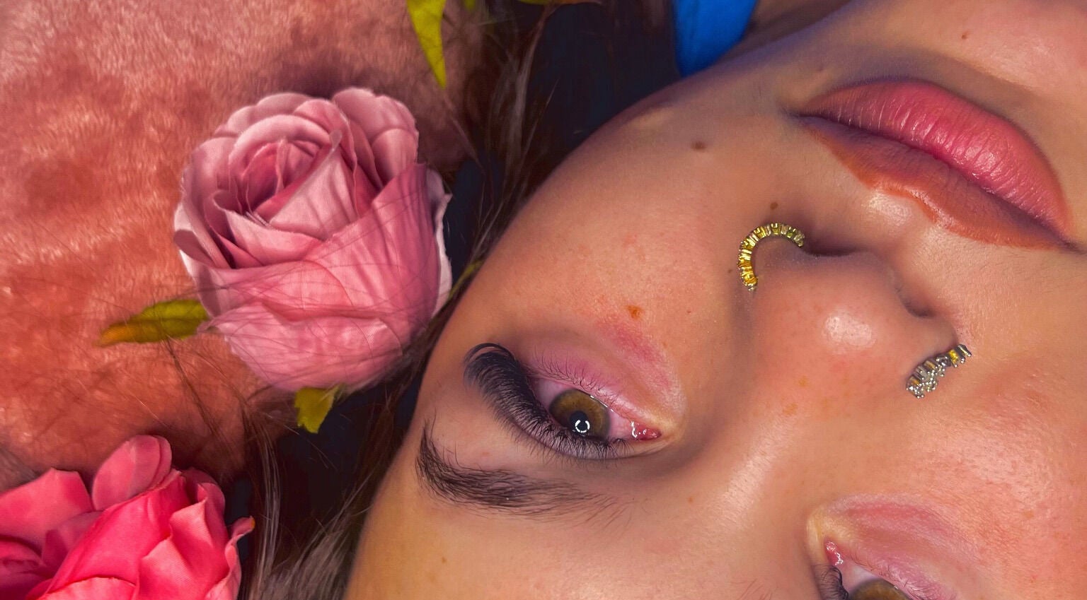 Visage avec roses, maquillage élégant chez GOLDEN BODY, Saint-paul, Saint-paul, RE.