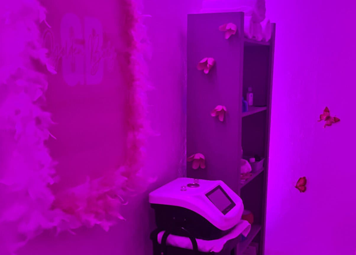 Raffiné espace détente chez GOLDEN BODY, Saint-paul, Saint-paul, RE, éclairé en violet apaisant avec décor papillons.