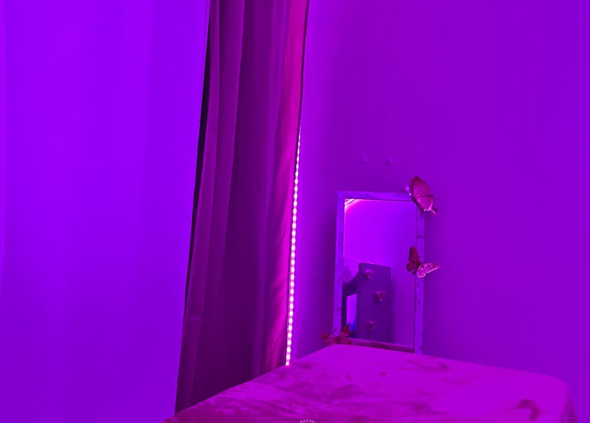 Ambiance relaxante chez GOLDEN BODY à Saint-paul, Saint-paul, RE avec éclairage violet doux et décor papillon.