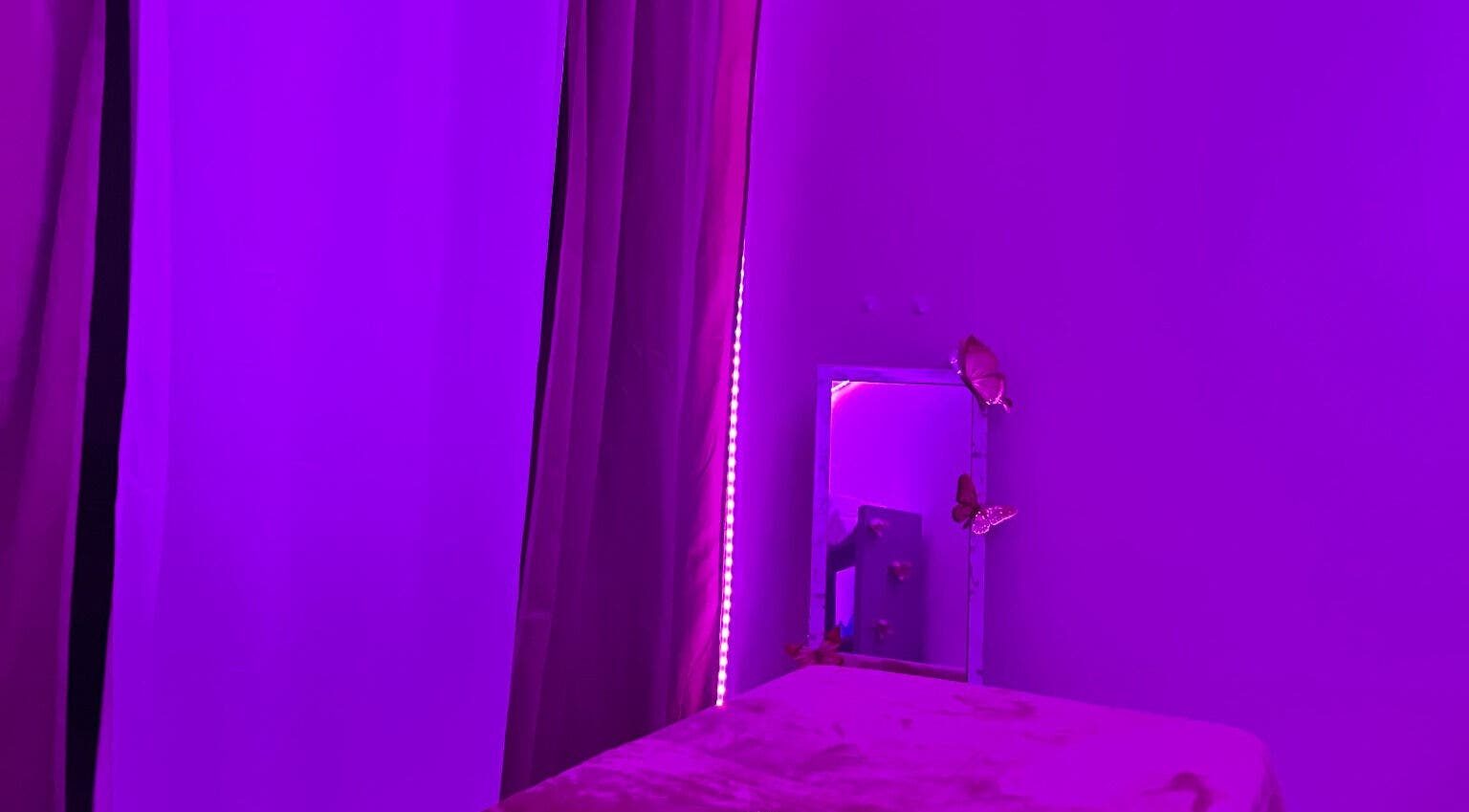Ambiance relaxante chez GOLDEN BODY à Saint-paul, Saint-paul, RE avec éclairage violet doux et décor papillon.