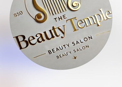 Stylish salon sign at Cutsbyraff in Dublin, County Dublin, IE, showcasing elegant gold lettering.