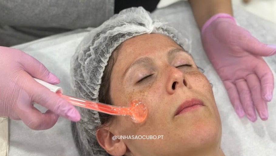 Tratamento facial relaxante no Unhas ao Cubo em Porto, Porto, PT, destacando cuidado e rejuvenescimento.