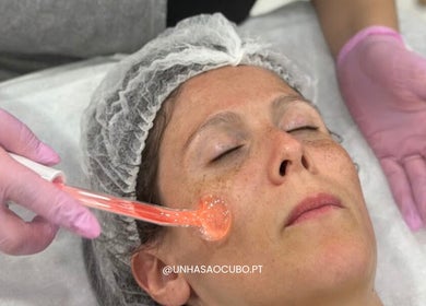 Tratamento facial relaxante no Unhas ao Cubo em Porto, Porto, PT, destacando cuidado e rejuvenescimento.